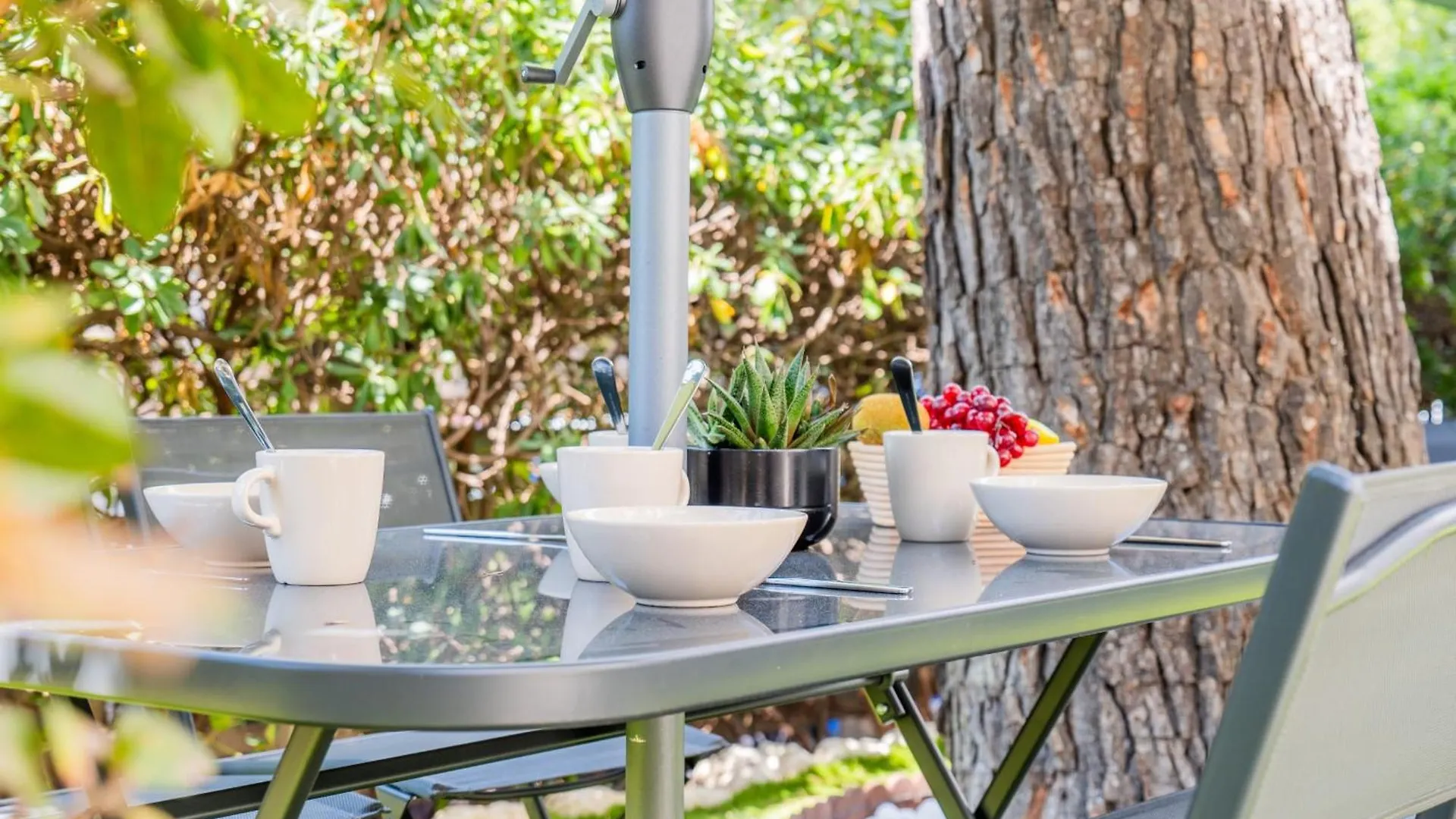 Garden-Level Apartment 10-Min On Foot To City Center Cannes France